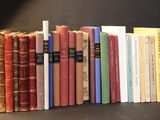 Les livres sont alignés sur une table