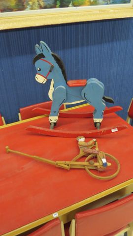 Cheval à bascule en bois et jouet ancien en bois