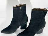 paire de bottines noires en daim avec des fermetures éclair sur le côté