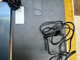 deux ordinateurs portables posés sur une table