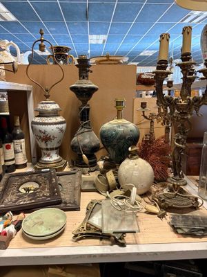 une table sur laquelle se trouvent de nombreux objets différents