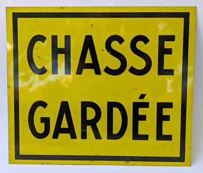 a yellow sign that says chasse gardiee on it