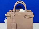 un petit sac à main beige muni d'une étiquette