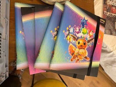 trois livres posés sur une table, à côté d'une tasse de café