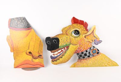 deux sculptures en papier représentant un chien et un chat