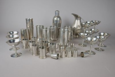 beaucoup d'objets en argent qui se trouvent sur la table