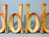 trois lettres en bois sculptées en forme de chien