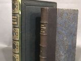 deux livres posés l'un à côté de l'autre sur une table