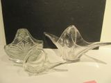 deux oiseaux en verre posés sur une table