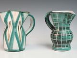 deux vases posés l'un à côté de l'autre sur une table