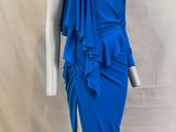 une robe bleue sur un mannequin, un mannequin, un mannequin, un mannequin, un mannequin, un mannequin, un mannequin, un mannequin, un mannequin