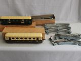 de nombreux types différents de trains miniatures posés sur une table