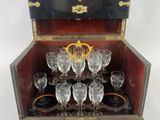une petite boîte en bois contenant des verres à vin