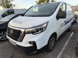 une camionnette blanche garée dans un parking à côté d'autres voitures
