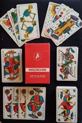 Plusieurs cartes à jouer sont disposées en cercle sur une table