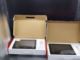 deux cartons ouverts posés par terre