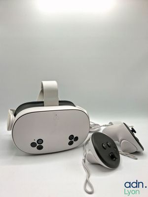 deux souris posées à côté d'une paire de lunettes virtuelles