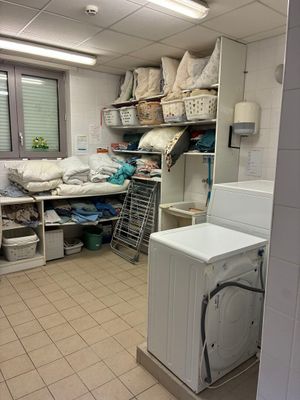 un lave-linge et un sèche-linge dans une petite pièce