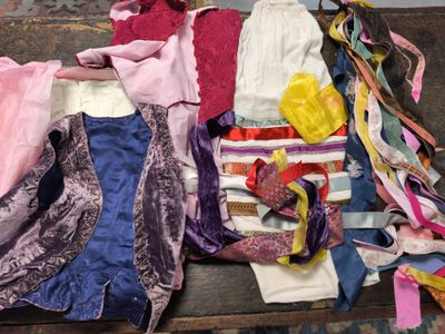 un tas de vêtements posé sur une table en bois