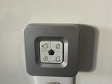 une horloge fixée sur le mur