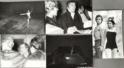 plusieurs photos en noir et blanc d'une femme en maillot de bain et d'un homme en smoking, ainsi que d'un autre homme en smoking