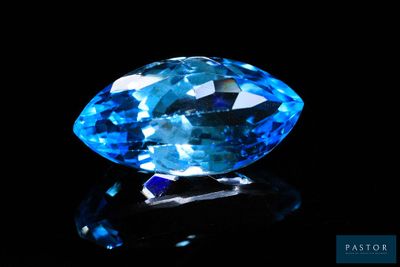 gros plan d'un diamant bleu sur une surface noire