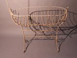 un panier en métal posé sur une table