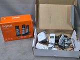 une boîte contenant un téléphone et d'autres appareils électroniques