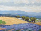 peinture d'un champ de lavande avec des montagnes en arrière-plan