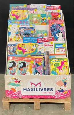 un présentoir de livres pour enfants posé sur une palette