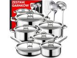 casseroles et poêles en acier inoxydable avec leurs couvercles et leurs cuillères, sur fond blanc