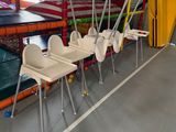 le nombre de chaises alignées dans une pièce