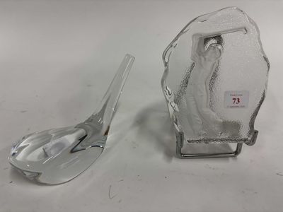 deux cuillères et une cuillère reposent sur une table
