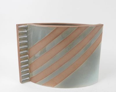 NS PORCELAINES, XX-XXIe. Vase en porcelaine de forme ellipti…