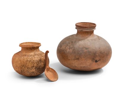 deux vases bruns posés l'un à côté de l'autre sur une surface blanche