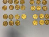 une personne tenant un morceau de papier sur lequel sont représentées des pièces d'or