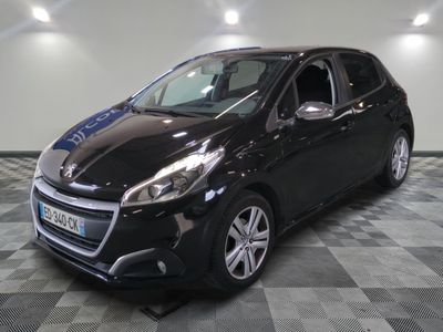 la petite voiture noire est garée dans le garage sur un sol en damier