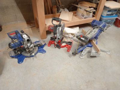 Plusieurs outils sont posés par terre dans un garage