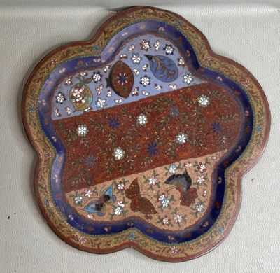 une assiette décorative ornée de fleurs et d'oiseaux
