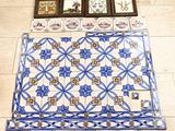 un sol carrelé composé de carreaux bleus et blancs sur lesquels sont représentés des motifs