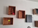 plusieurs caisses en bois fixées au mur d'une cuisine
