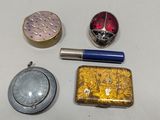 trois objets différents posés sur une table