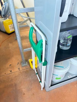 une étagère sur laquelle se trouvent plusieurs tasses et une bouteille