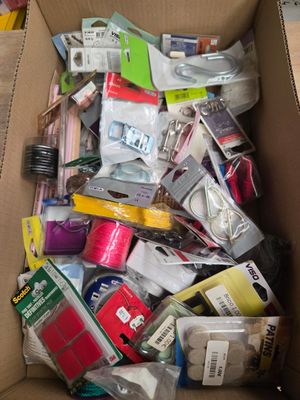 une boîte en carton remplie d'objets hétéroclites