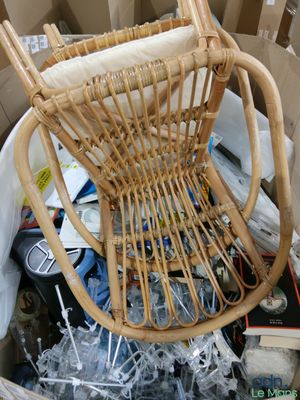 une chaise en osier qui se trouve à l'intérieur d'une boîte