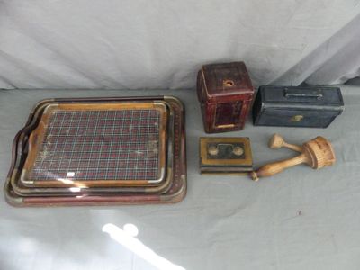 plusieurs objets posés ensemble sur une table