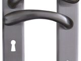 une image représentant une poignée de porte et une serrure sur fond blanc
