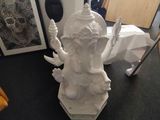 une statue représentant une personne tenant un couteau dans une pièce