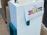un évier blanc posé sur un plan de travail dans un magasin