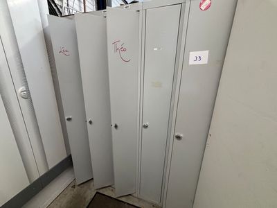 plusieurs casiers sont alignés dans une pièce